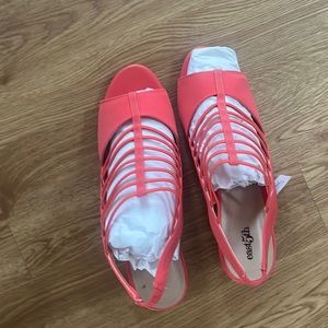 BRAND NEW RED HEELS. NEVER BEEN WORN, COMES WITH A BOX. WILLING TO TAKE OFFERS